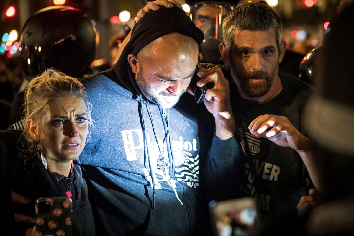 Ông Joey Gibson, trưởng nhóm Patriot Prayer đến hiện trường vụ xả súng ở Portland, Oregon ngày 29/8/2020. (Ảnh Mathieu Lewis-Rolland / Reuters)