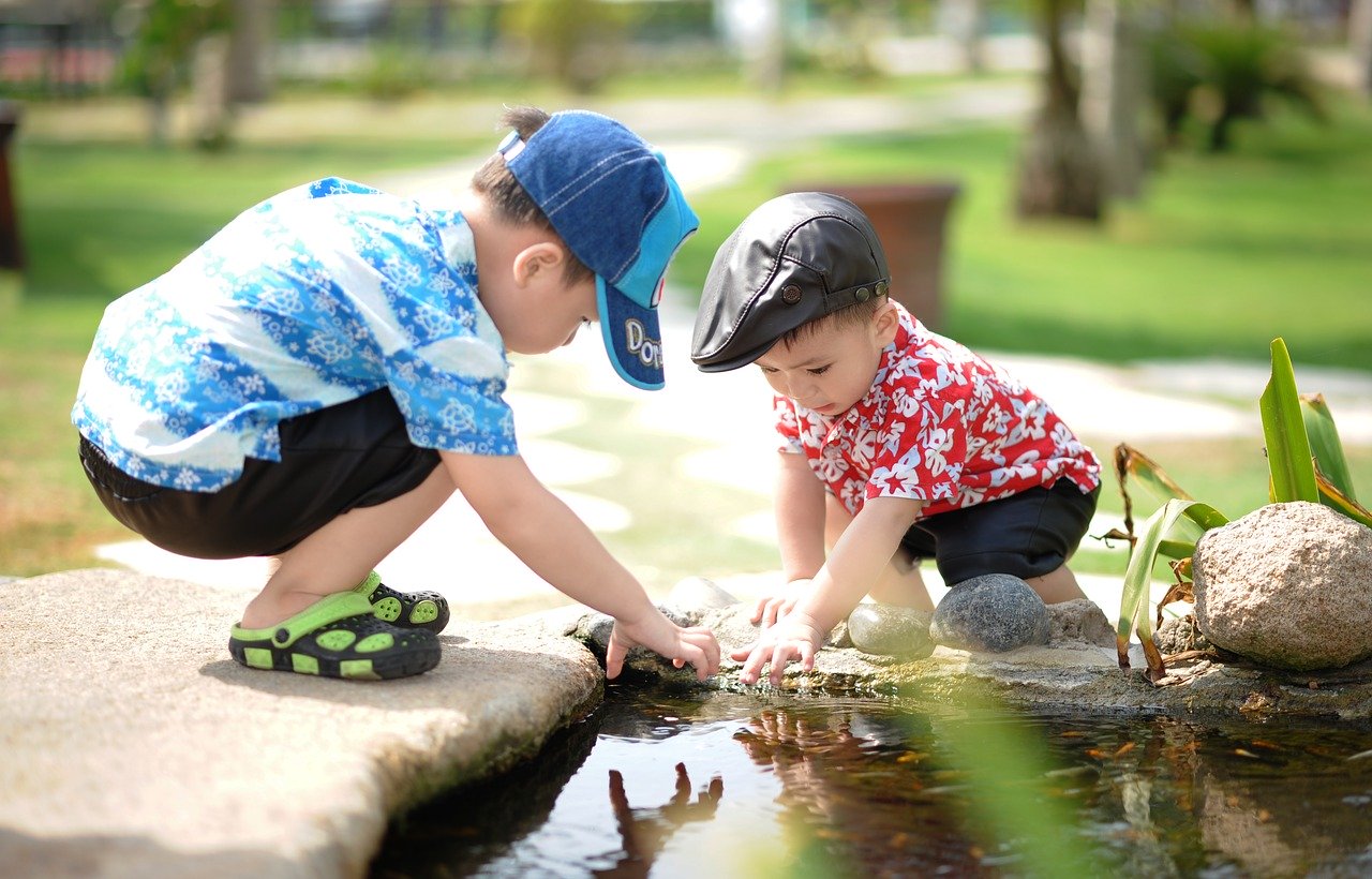 Thuở nhỏ, tôi rất thích chơi cùng anh họ. Anh dẫn chúng tôi đi bắt cá dưới sông, anh còn trèo lên cây hái những trái hạnh đào... Bất kể việc gì mà anh bày ra, đối với tụi trẻ con chúng tôi đều vô cùng thú vị. (Ảnh: Hai Nguyen Tien từ Pixabay )