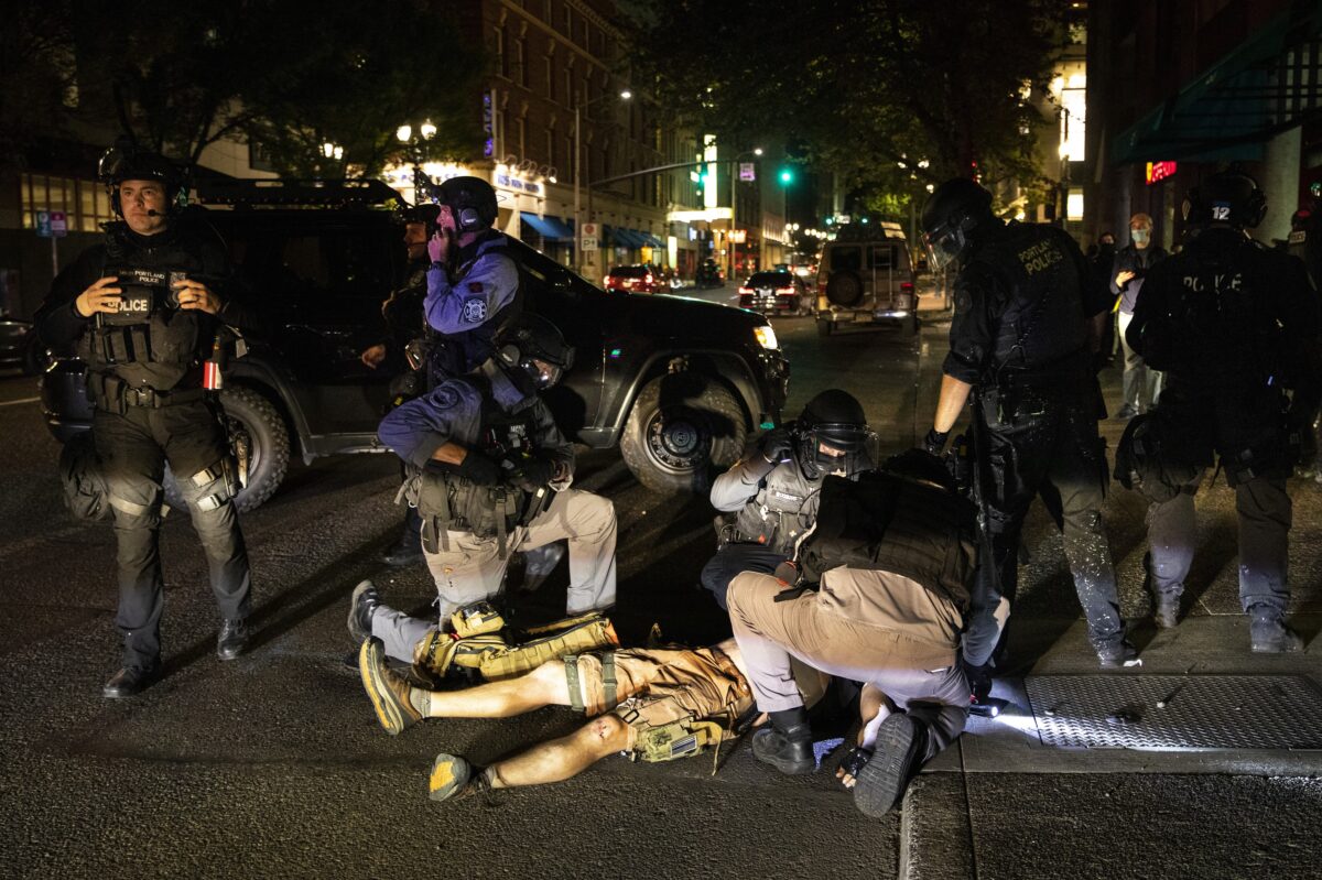 Một người đàn ông bị bắn ở Portland, Ore, được điều trị vào ngày 29/8/2020. Người đàn ông này sau đó đã chết. (Ảnh Paula Bronstein / AP)