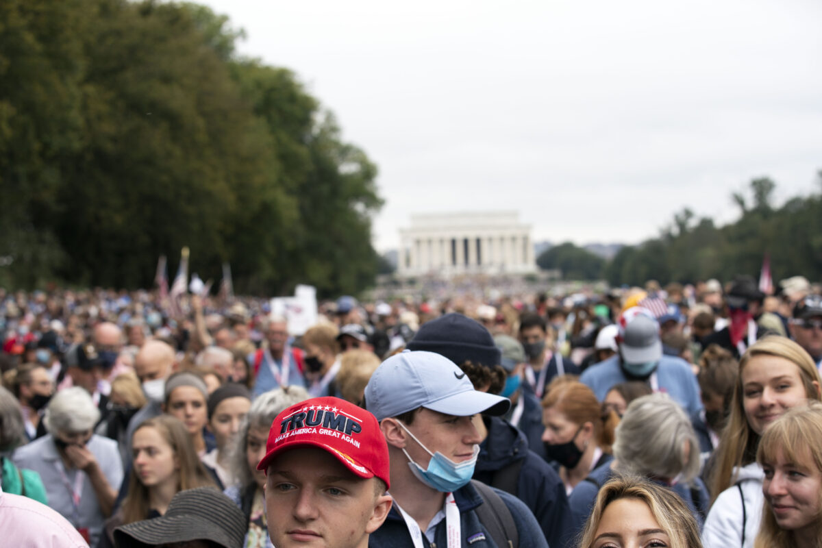 Những người theo Franklin Graham tuần hành từ Đài tưởng niệm Lincoln đến Điện Capitol, trong buổi Tuần hành Cầu nguyện tại công viên quốc gia National Mall, ở Washington vào ngày 26/9/2020. (Ảnh Jose Luis Magana / AP)