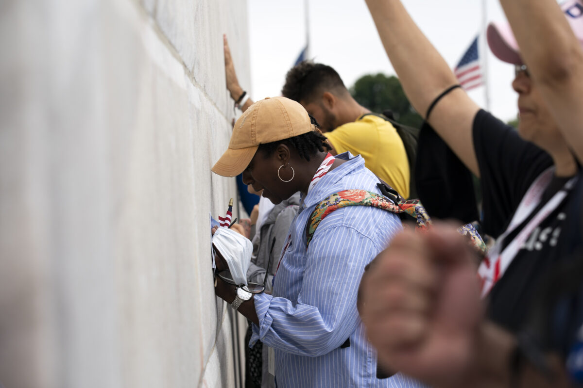 Người dân cầu nguyện tại chân Đài kỷ niệm Washington khi họ diễu hành từ Đài tưởng niệm Lincoln đến Đồi Capitol, trong buổi Tuần hành Cầu nguyện tại National Mall, ở Washington vào ngày 26/9/2020. (Ảnh Jose Luis Magana / AP)