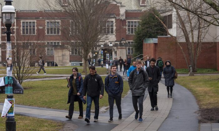 Sinh viên đi bộ trong khuôn viên trường Đại học Princeton ở New Jersey vào ngày 4 tháng 2 năm 2020. (Ảnh: Thomas Cain / Getty qua The Epoch Times)