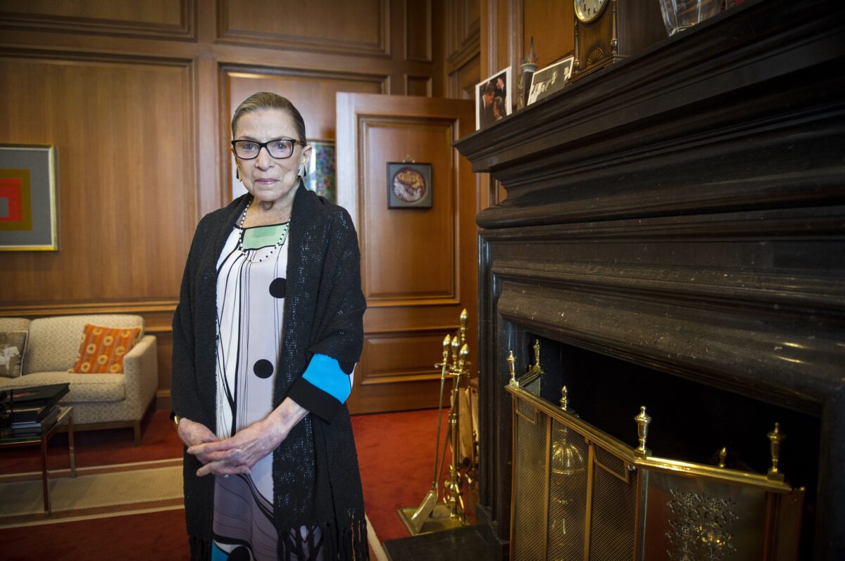 Thẩm phán Ruth Bader Ginsburg tại văn phòng của bà ở Tòa án Tối cao ở Hoa Thịnh Đốn vào ngày 31/7/2014. (Ảnh Cliff Owen/AP Photo)