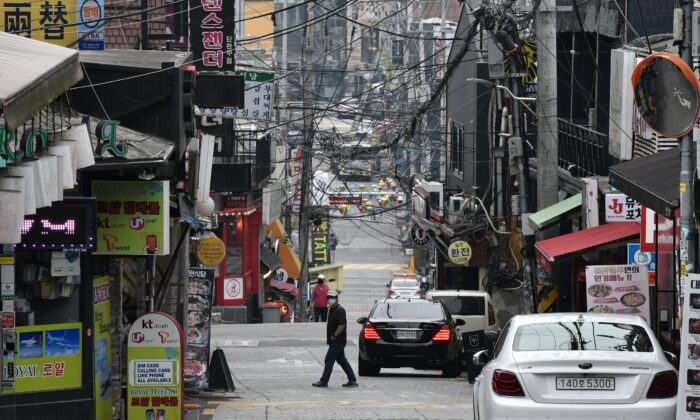 Thủ đô của Hàn Quốc đã ra lệnh đóng cửa tất cả các câu lạc bộ và quán bar sau khi một loạt các trường hợp mới dấy lên lo ngại về một làn sóng coronavirus thứ hai. ( Ảnh Jung Yeon Je/ AFP/ Getty qua The Epoch Times)