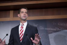 Thượng nghị sĩ Tom Cotton công bố dự luật tước bỏ tư cách ‘Tối huệ quốc’ của Trung Quốc