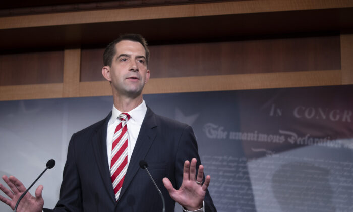 Thượng nghị sĩ Tom Cotton (Đảng Cộng Hòa-Arkansas) tham dự một cuộc họp báo ở Washington vào ngày 1/7/2020. (Ảnh Tasos Katopodis / Getty Images)