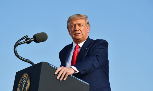Tổng thống Hoa Kỳ Donald Trump phát biểu tại một cuộc mít tinh tại Sân bay Quốc tế Dayton ở Dayton, Ohio vào ngày 21/9/2020. (Ảnh: Mandel Ngân/AFP qua Getty Images)