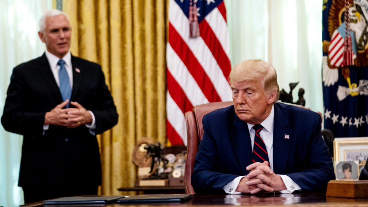 Phó Tổng thống Mike Pence phát biểu trong khi Tổng thống Donald Trump lắng nghe, tại Phòng Bầu dục của Toà Bạch Ốc vào ngày 4/9/2020. (Ảnh Anna Moneymaker-Pool/ Getty Images)
