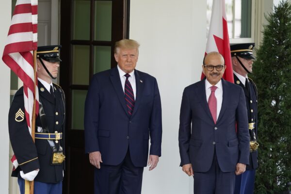 Tổng thống Donald Trump chào đón Bộ trưởng Ngoại giao Bahrain Khalid bin Ahmed Al Khalifa tại Toà Bạch Ốc, ngày 15/9/2020. (Ảnh: Alex Brandon/AP Photo)>