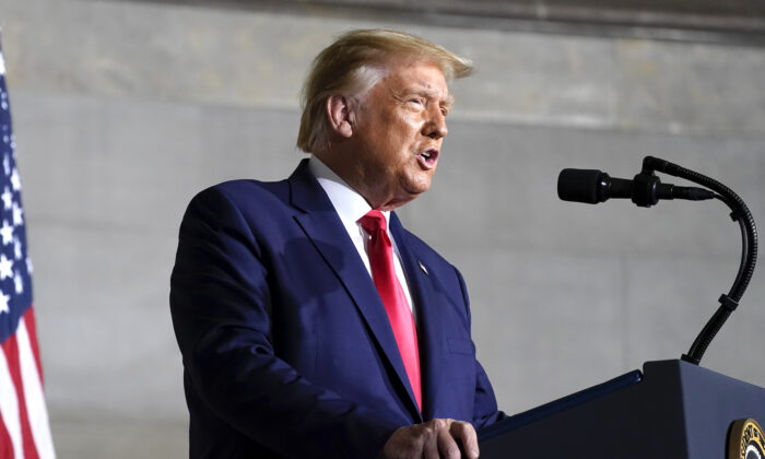 Tổng thống Donald Trump phát biểu trước hội nghị Nhà Trắng về Lịch sử Hoa Kỳ tại bảo tàng Lưu trữ Quốc gia ở Washington vào ngày 17 tháng 9 năm 2020. (Ảnh Alex Brandon / AP)