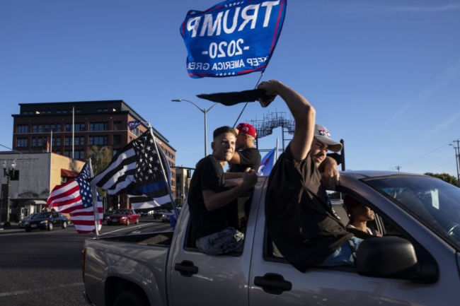 Những người ủng hộ Tổng thống Donald Trump tham dự một cuộc mít tinh và diễu hành xe hơi ở Clackamas, Ore., trên đường đến Portland, ngày 29/8/2020. (Ảnh: Paula Bronstein / AP)