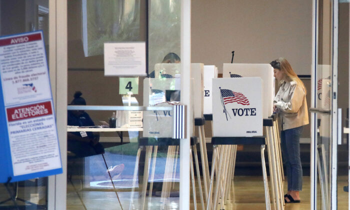 Các cử tri bỏ phiếu bầu cho cuộc bầu cử tổng thống sơ bộ bang Florida, ở Bonita Springs, Fla., vào ngày 17/3/2020. (Ảnh: Elise Amendola / AP Photo)