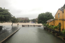 Khách Tây vác cát, đắp đê cùng người Hội An chống bão số 8