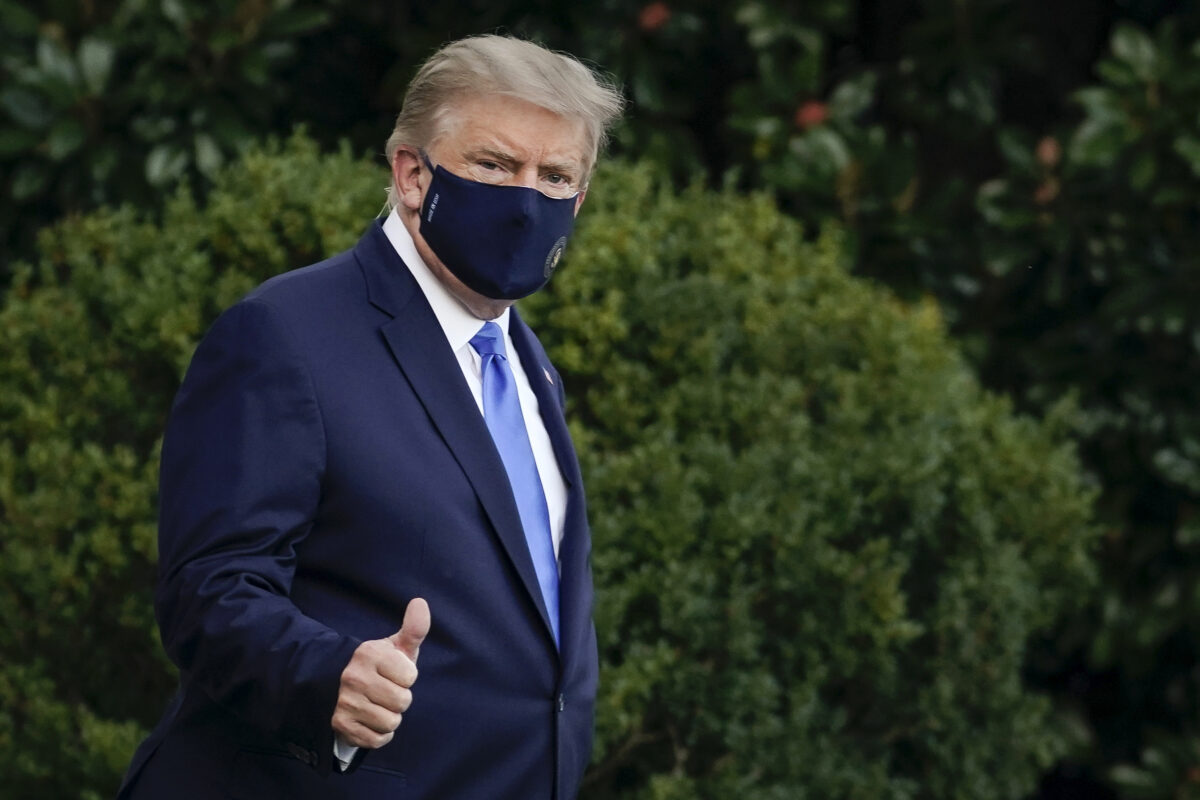 Tổng thống Donald Trump rời khỏi Toà Bạch Ốc đến Trung tâm Y tế Quân sự Quốc gia Walter Reed ở Bãi cỏ phía Nam của Toà Bạch Ốc ở Washington, vào ngày 2/10/2020. (Ảnh Drew Angerer / Getty)