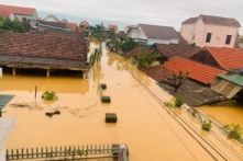 Mưa lũ tại miền Trung: Người dân ‘oằn mình’ chống chọi