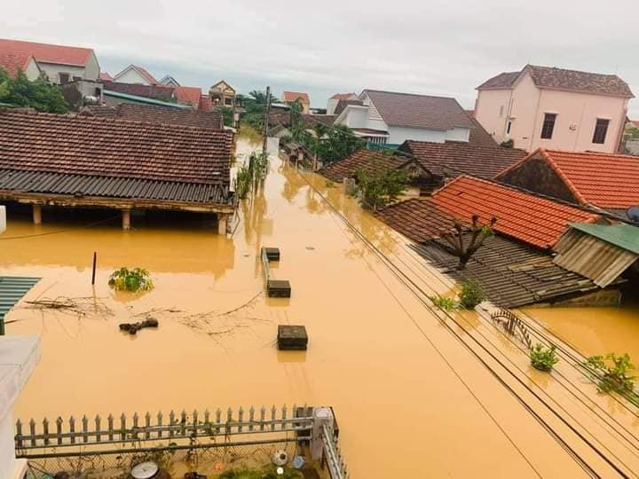 Mưa lũ tại miền Trung: Người dân ‘oằn mình’ chống chọi