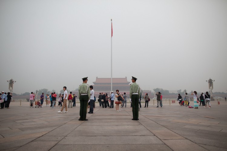 Cảnh sát bán quân sự đứng gác trên Quảng trường Thiên An Môn ở Bắc Kinh vào sáng sớm ngày 3/6/2012. (Ảnh Ed Jones / AFP / Getty Images)