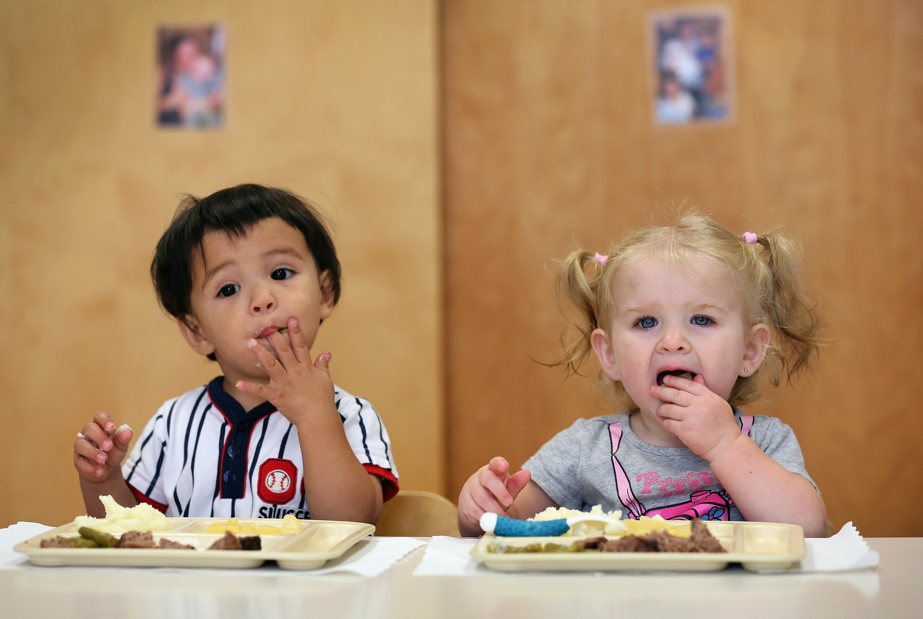 Trẻ em đang ăn tại một căng tin của trường học ở Woodbourne, N.Y, hôm 20/09/2012. (John Moore / Getty Images)