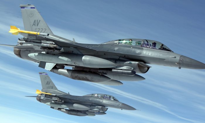 Hai chiếc F-16 Fighting Falcon. (Ảnh Không quân Hoa Kỳ / Không quân cấp cao Christine Griffiths)