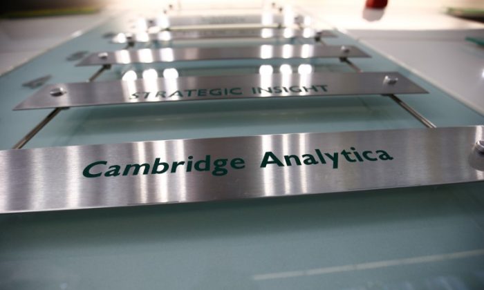 Bảng tên của công ty tư vấn chính trị Cambridge Analytica ở trung tâm London vào ngày 21/3/2018. (Ảnh Henry Nicholls / Reuters)