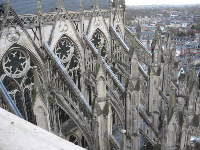 Nhà thờ Đức Bà Amiens (Cathédrale Notre-Dame des Amiens) kiến trúc Gothique, được xây dựng từ 1220 – 1269. Từ bức hình có thể thấy ở phía ngoài kiến trúc bố trí nhiều cột đỡ tường, dùng kết cấu lực học đỡ trọng lượng phân tán của bức tường.