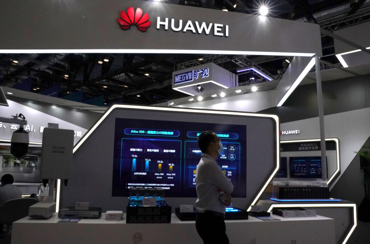 Một người đàn ông đeo khẩu trang sau bùng phát đại dịch virus Vũ Hán đi ngang qua gian hàng của Huawei tại Hội chợ Thương mại Dịch vụ Quốc tế Trung Quốc tại Bắc Kinh, Trung Quốc, ngày 04/9/2020. (Ảnh Reuters /Tingshu Wang)