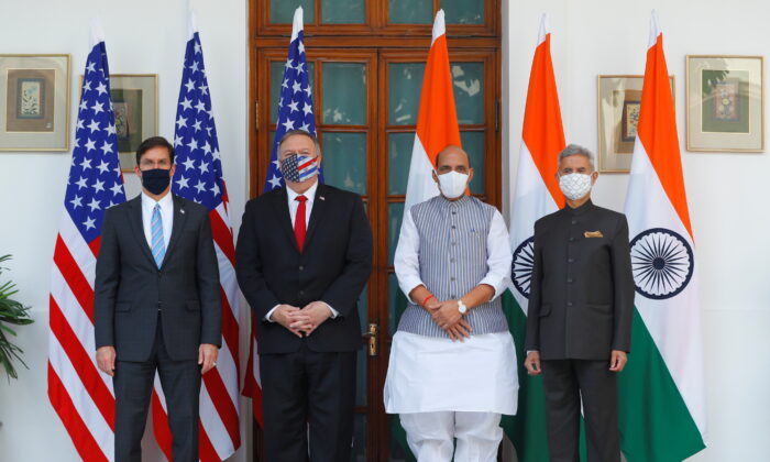 Ngoại trưởng Mỹ Mike Pompeo, Bộ trưởng Quốc phòng Mỹ Mark Esper chụp ảnh cùng Bộ trưởng Ngoại giao Ấn Độ Subrahmanyam Jaishankar và Bộ trưởng Quốc phòng Ấn Độ Rajnath Singh tại Hyderabad, New Delhi, Ấn Độ, vào ngày 27 tháng 10 năm 2020. (Ảnh Adnan Abidi / Reuters / Pool)