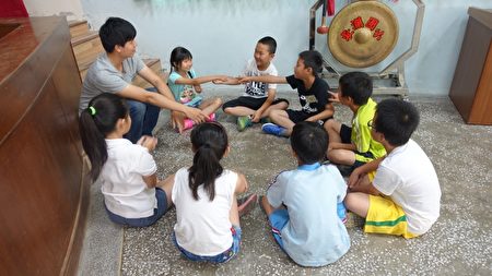 Các em nhỏ làm quen và giao lưu với người phụ đạo. (Ảnh Giản Nguyên Lương / Epoch Times)