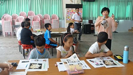 Cô giáo Ngô Phái Hà dạy cho các em bài học về "Câu chuyện của tinh thể nước". (Ảnh Giản Nguyên Lương / Epoch Times)