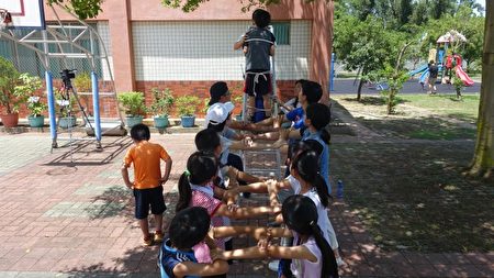 Đồng tâm hiệp lực là chìa khóa then chốt hoàn thành khóa học. (Giản Nguyên Lương / Epoch Times)