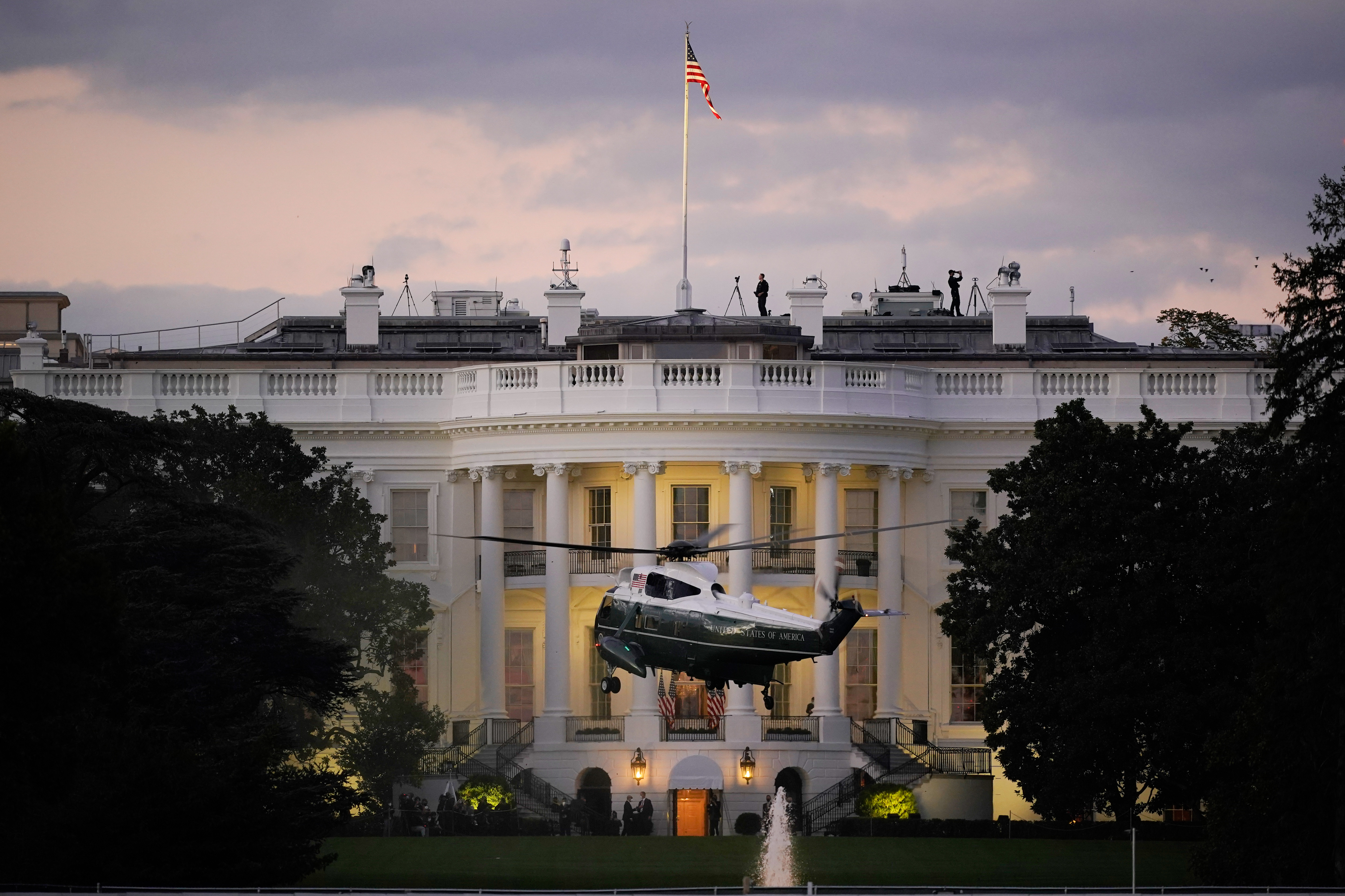 Tổng thống Donald Trump trở lại Toà Bạch Ốc trên tàu Marine One ở Washington, sau khi được điều trị COVID-19 tại Trung tâm Y tế Quân đội Quốc gia Walter Reed, vào ngày 5/10/2020 (Ảnh J. Scott Applewhite / Ảnh AP)