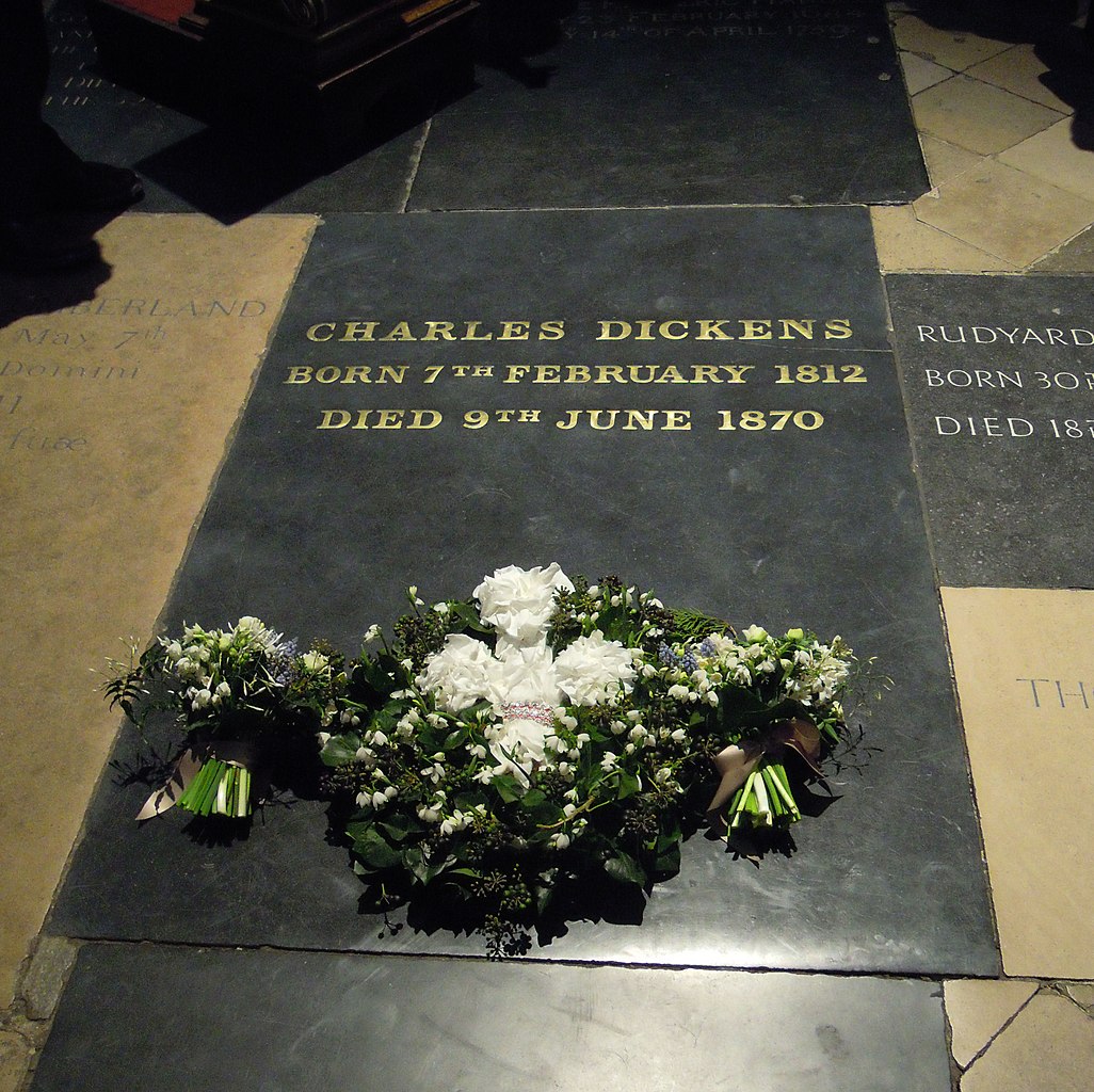 Phần mộ của Charles Dickens trong Tu viện Westminster. Trong khi Dickens có một đám tang rất riêng tư, các nhà báo đã tái hiện nó như một sự kiện trọng đại (Ảnh CC0)