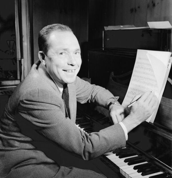 Johnny Mercer, tác giả lời bài hát "Midnight Sun". (Ảnh Nằm trong bộ sưu tập William P. Gottlieb từ Bộ phận âm nhạc của Thư viện Quốc hội Hoa Kỳ)