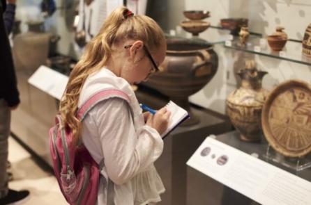 Trẻ em cần học lịch sử để tránh bị truyền thông thao túng