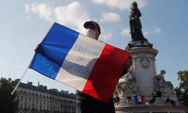 Một người biểu tình cầm cờ Pháp với khẩu hiệu “Tự do ngôn luận” trong cuộc biểu tình ở Paris vào ngày 18/10/2020. (Ảnh Michel Euler/AP Photo)