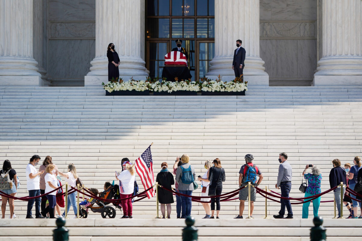 Người dân bày tỏ sự thương tiếc khi thẩm phán Ruth Bader Ginsburg được đặt trước tòa nhà nơi Tòa án Tối cao tọa lạc ở Washington vào ngày 23/9/2020. (Ảnh J. Scott Applewhite/AP Photo)