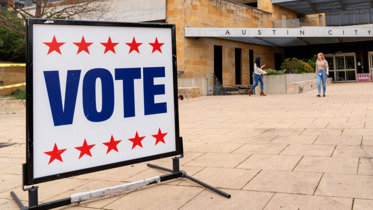 Cử tri ra vào Tòa thị chính Austin trong cuộc bầu cử sơ bộ tổng thống tại Austin, Texas vào thứ Ba, ngày 3 tháng 3 năm 2020 (Ảnh Suzanne Cordeiro/ AFP qua Getty Images).