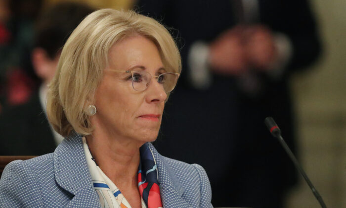 Bộ trưởng Giáo dục Betsy DeVos trong Phòng Đông tại Tòa Bạch Ốc vào ngày 7/72020. (Ảnh Chip Somodevilla / Getty Images)