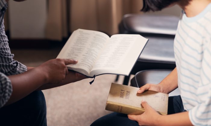 Các sinh viên đang học Kinh thánh. (Ảnh Shutterstock / palidachan)
