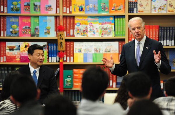 Phó Tổng thống Hoa Kỳ khi đó, ông Joe Biden (phải) nói chuyện với các sinh viên khi khách mời đồng cấp Trung Quốc, ông Tập Cận Bình (trái) lắng nghe trong một chuyến thăm Trường học Nghiên cứu Quốc tế ở Southgate, ngoại ô Los Angeles, vào ngày 17/2/2012. (Ảnh Frederic J. Brown / AFP / Getty Images)