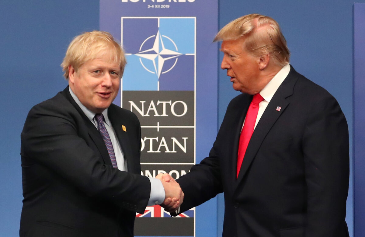 Thủ tướng Anh Boris Johnson bắt tay Tổng thống Hoa Kỳ Donald Trump trên sân khấu trong hội nghị thượng đỉnh hàng năm của các nguyên thủ NATO vào ngày 4 tháng 12 năm 2019 tại Watford, Anh. (Ảnh của Steve Parsons-WPA Pool / Getty Images)