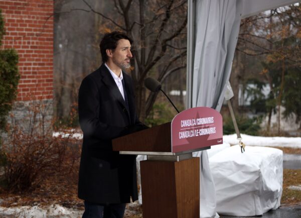 Thủ tướng Justin Trudeau phát biểu trong cuộc họp báo ở Ottawa vào ngày 29 tháng 3 năm 2020. (Ảnh Dave Chan / AFP / Getty Images)