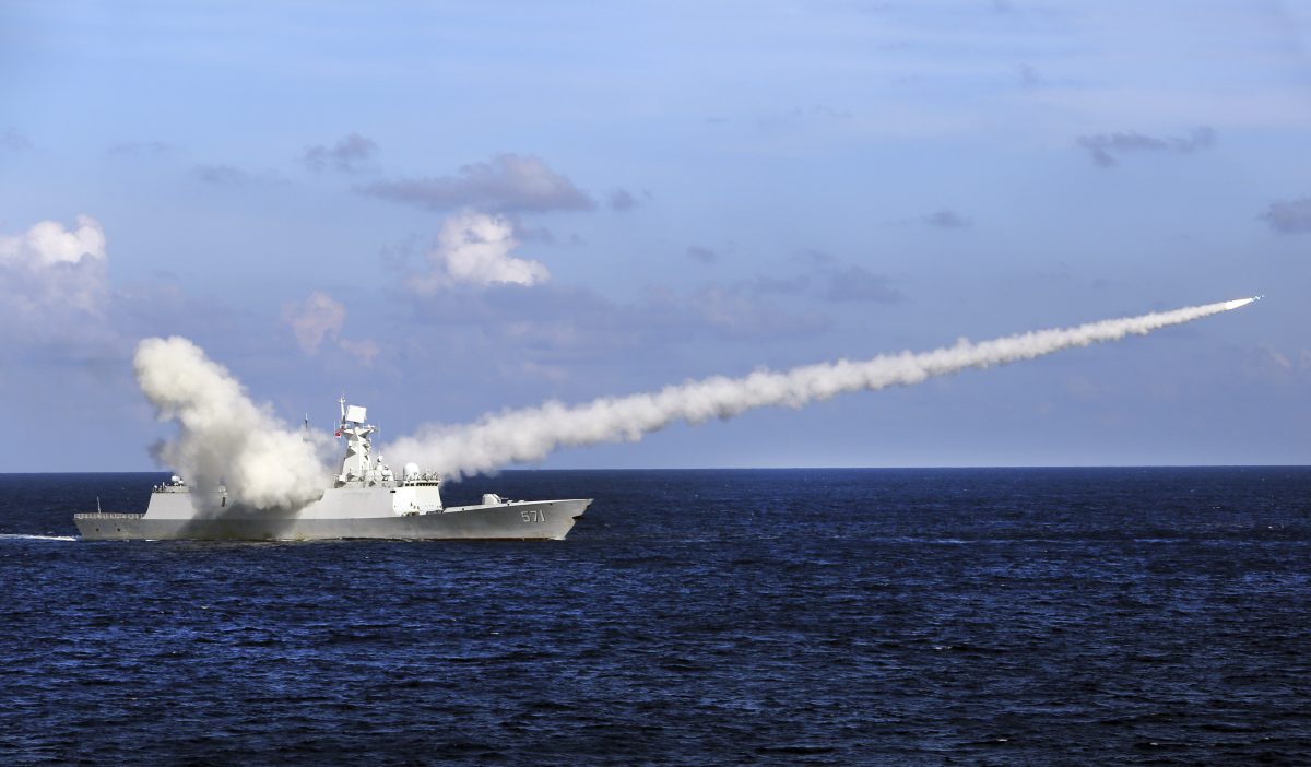 Chiến hạm tên lửa (missile frigate) Yuncheng của Trung Quốc phóng một tên lửa chống hạm trong cuộc tập trận quân sự ở vùng biển gần đảo Hải Nam và quần đảo Hoàng Sa ngày 8/7/2016. (Ảnh Zha Chunming / Xinhua / AP)
