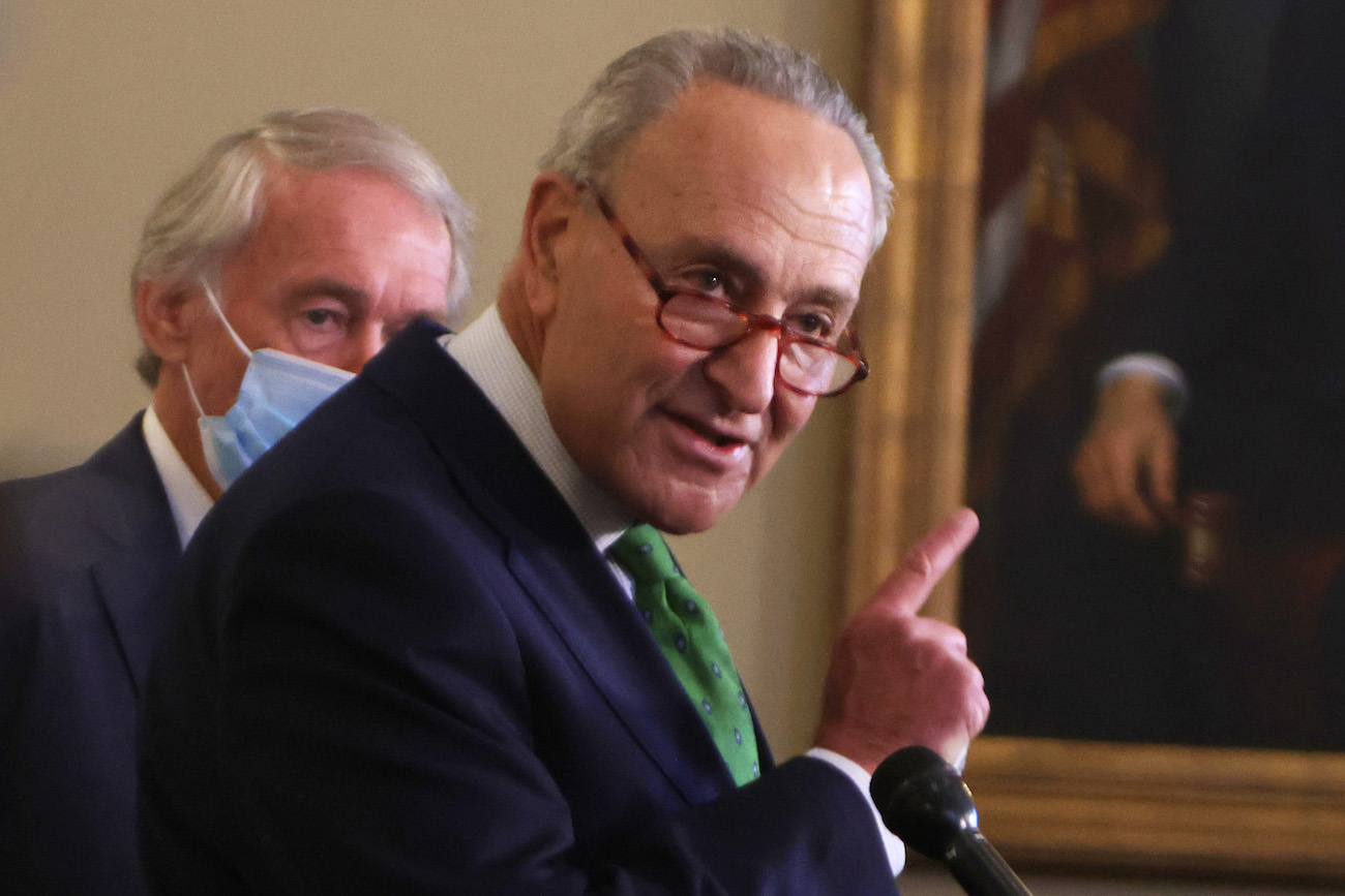 Lãnh đạo phe thiểu số Thượng viện Thượng nghị sĩ Chuck Schumer (Dân Chủ-New York) phát biểu trong cuộc họp báo tại Tòa nhà Quốc hội ở Washington hôm 10/9/2020. (Alex Wong/Getty Images)