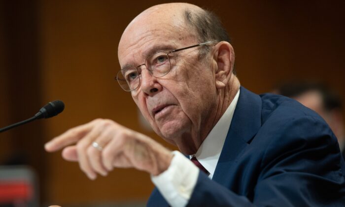 Bộ trưởng Thương mại Wilbur Ross trên Đồi Capitol ở Washington vào ngày 5 tháng 3 năm 2020. (Ảnh Saul Loeb / AFP qua Getty Images)