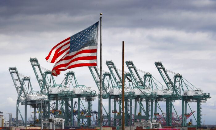 Thâm hụt thương mại Hoa Kỳ trong tháng 8 cao nhất trong vòng 14 năm
