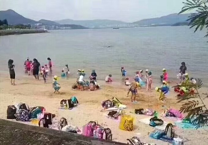 Trẻ em Nhật Bản chơi đùa trên bãi biển không để lại một mẩu rác: Sự tự giác bắt nguồn từ đâu?