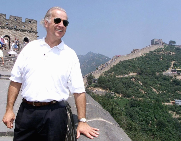 Chủ tịch Ủy ban Đối ngoại Thượng viện Hoa Kỳ khi đó là ông Joe Biden đã đến thăm Vạn Lý Trường Thành của Trung Quốc ở Bát Đạt Lĩnh [Badaling], phía bắc Bắc Kinh ngày 10/8/2001. (Ảnh Greg Baker / POOL / AFP qua Getty Images)