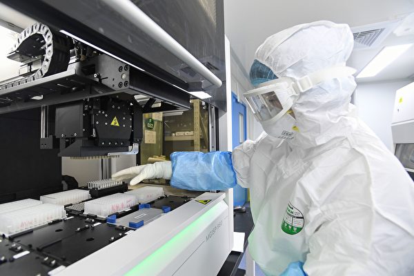 Bức ảnh là một phòng thí nghiệm ở Vũ Hán, Trung Quốc, vào ngày 6 tháng 2, đang kiểm tra xem các mẫu bệnh nhân có chứa virus corona mới hay không. (Ảnh STR / AFP qua Getty Images)