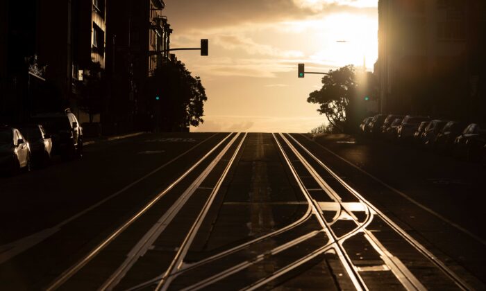 Đường phố California, thường đầy cáp treo, được nhìn thấy vắng lặng ở San Francisco, California, vào ngày 18/3/2020. (Ảnh Josh Edelson/ AFP qua Getty Images)